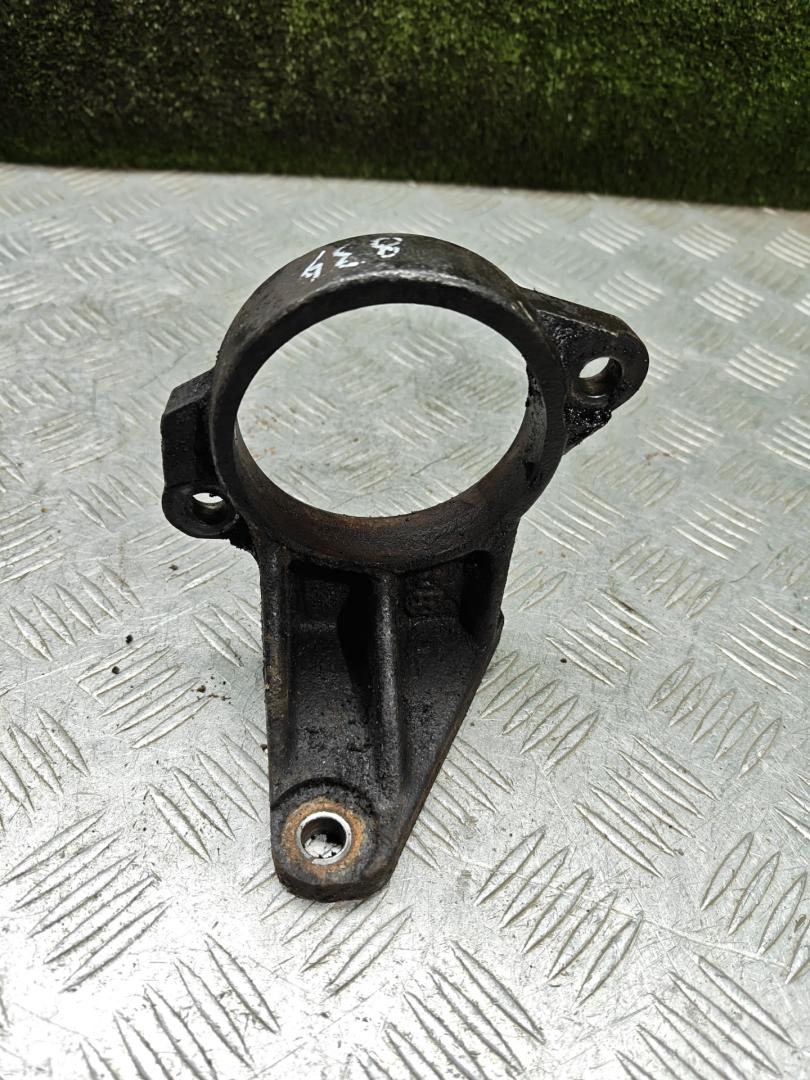 кронштейн полуоси Toyota Avensis 1 поколение (T220) 1998, 2.0 л., 2C, дизель, МКПП, седан - фото №1