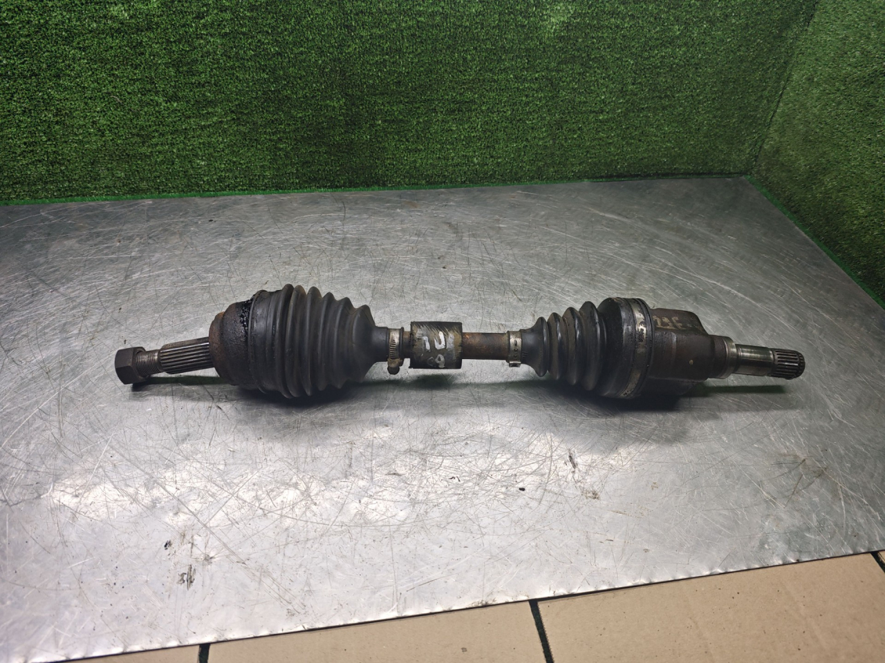 полуось передняя левая (приводной вал, ШРУС) Chrysler Neon 2 поколение 1999, 2.0 л., бензин, АКПП, седан - фото №1