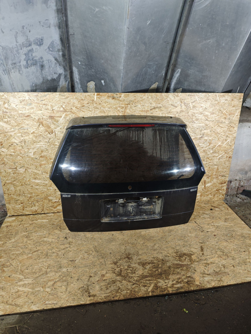 крышка багажника (дверь 3-5) Mitsubishi Space Wagon 3 поколение (Typ N50) 2000, 2.4 л., GDi, бензин, МКПП, минивэн - фото №1