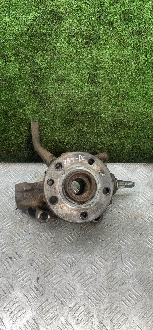 ступица передняя левая Volkswagen Transporter T4 2000, 2.4 л., дизель, МКПП, микроавтобус, полный привод - фото №1