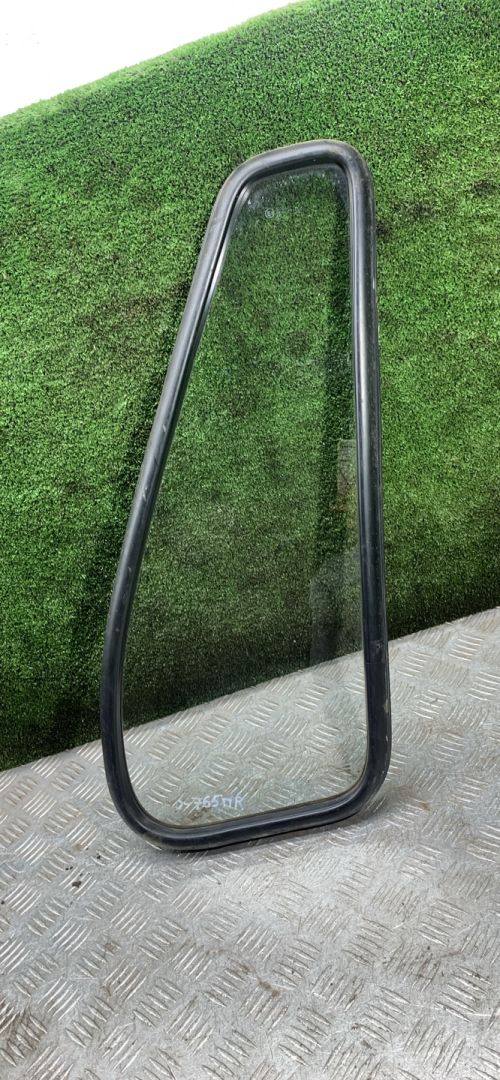 стекло двери передней правой Mercedes-Benz T1 207-210D W601 1990, 2.3 л., дизель, МКПП, микроавтобус - фото №1