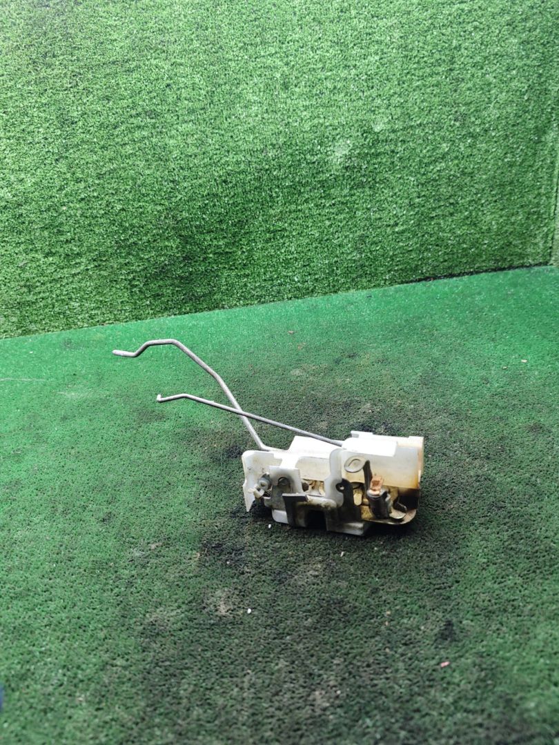 замок двери передней левой Mazda 323 5 поколение 1998, 1.5 л., бензин, МКПП, хетчбэк 3 дв. - фото №1