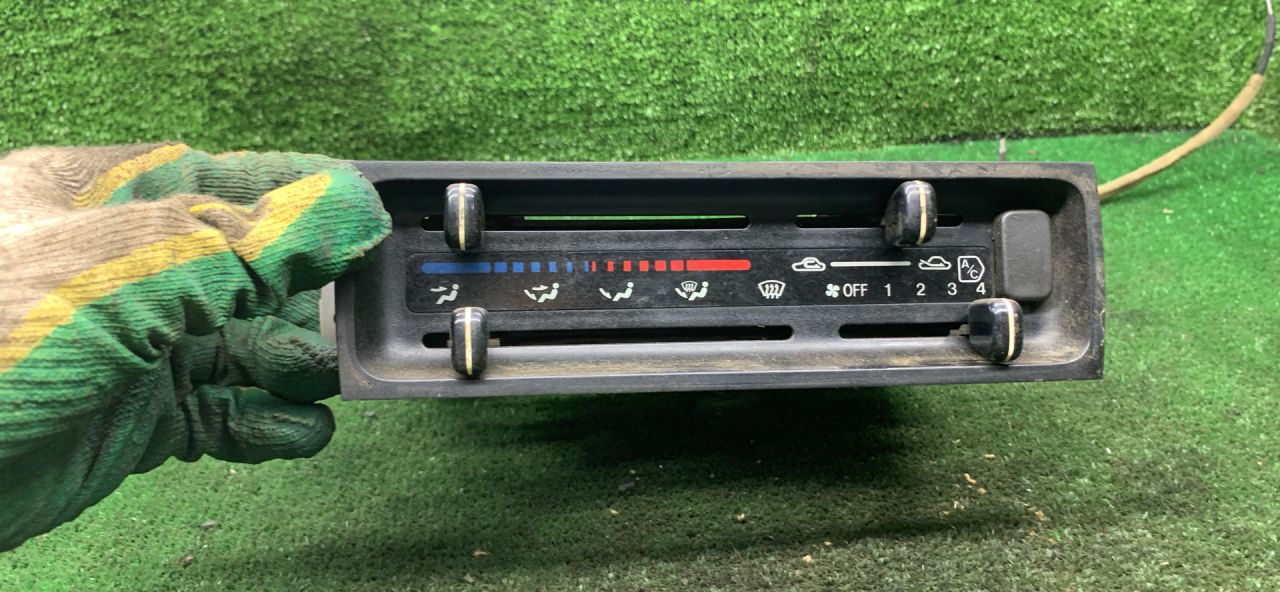 блок управления печки / климат-контроля Mazda 323 5 поколение 1998, 1.5 л., бензин, МКПП, хетчбэк 3 дв. - фото №1