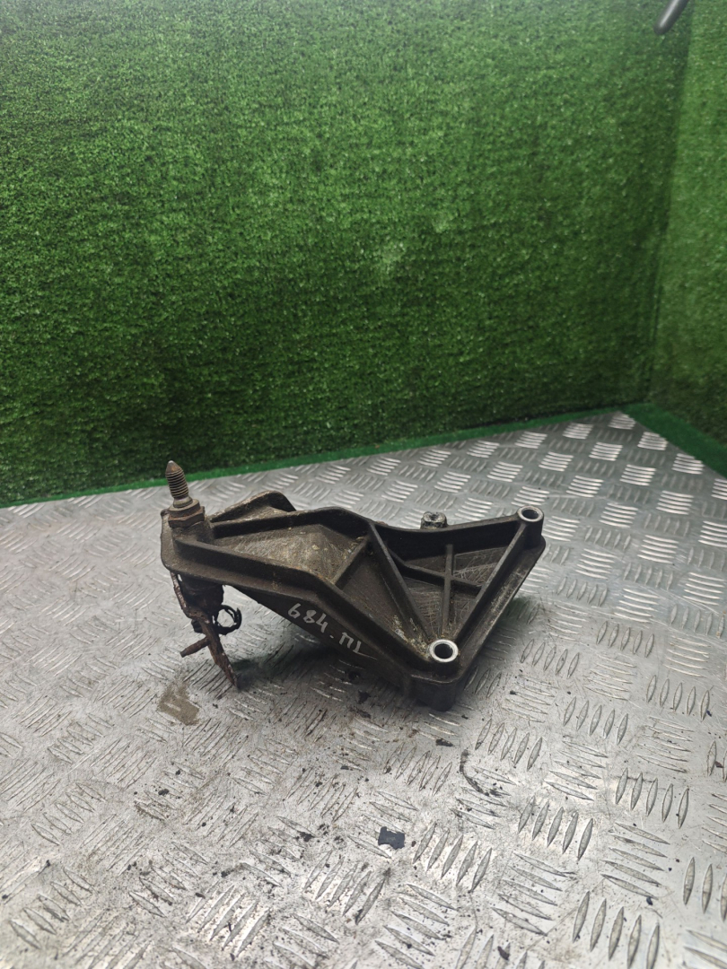 кронштейн (крепление) Renault Laguna 1 поколение 1997, 1.8 л., F3P 670, бензин, МКПП, универсал - фото №1