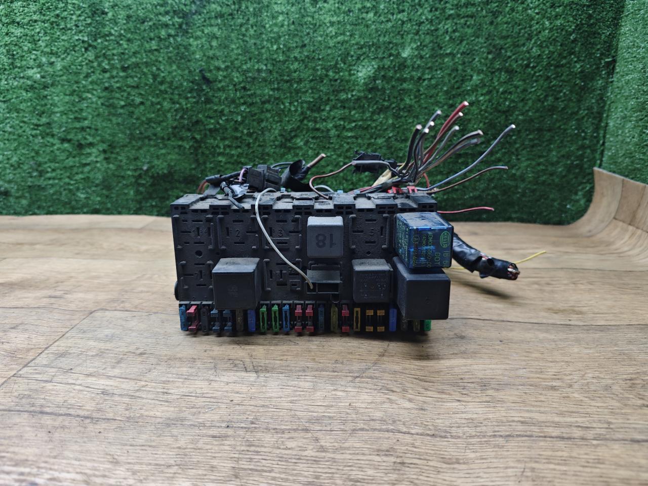 блок предохранителей Volkswagen Transporter T4 1998, 1.9 л., дизель, МКПП, минивэн - фото №1