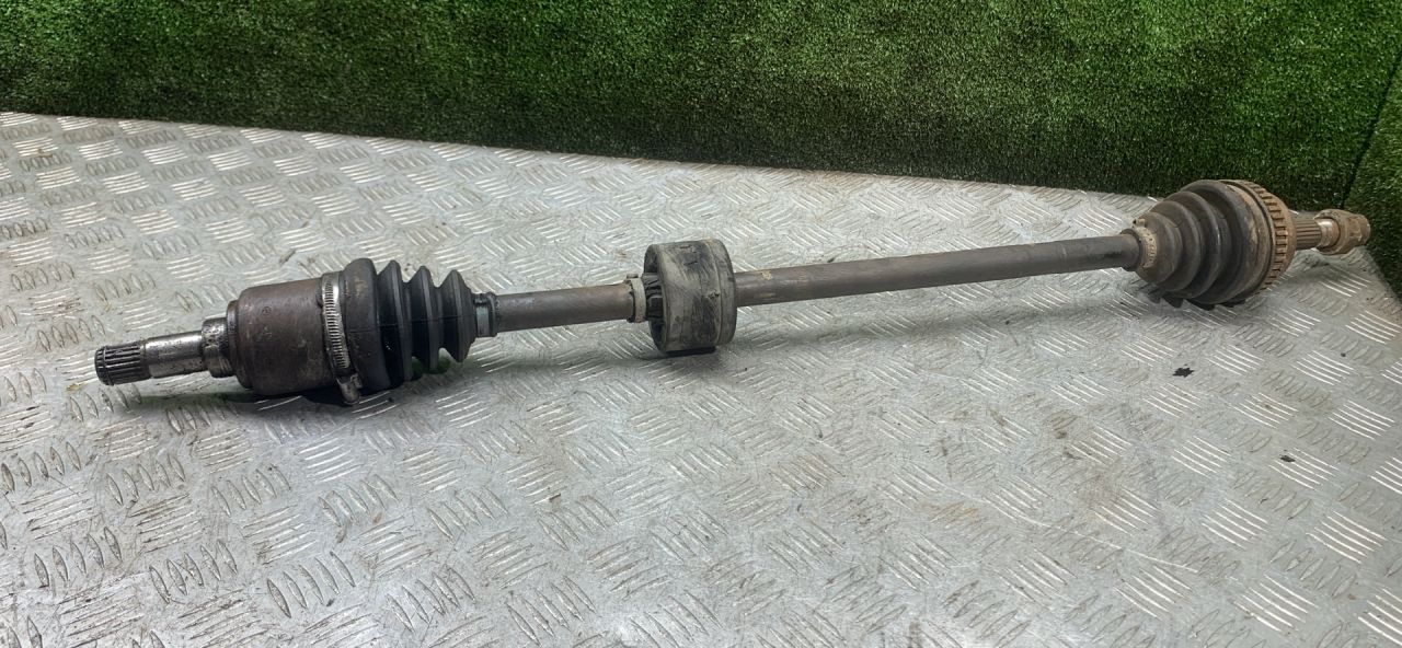 полуось передняя правая (приводной вал, ШРУС) Fiat Punto 1 поколение 1995, 1.2 л., бензин, МКПП, хетчбэк 5 дв. - фото №1