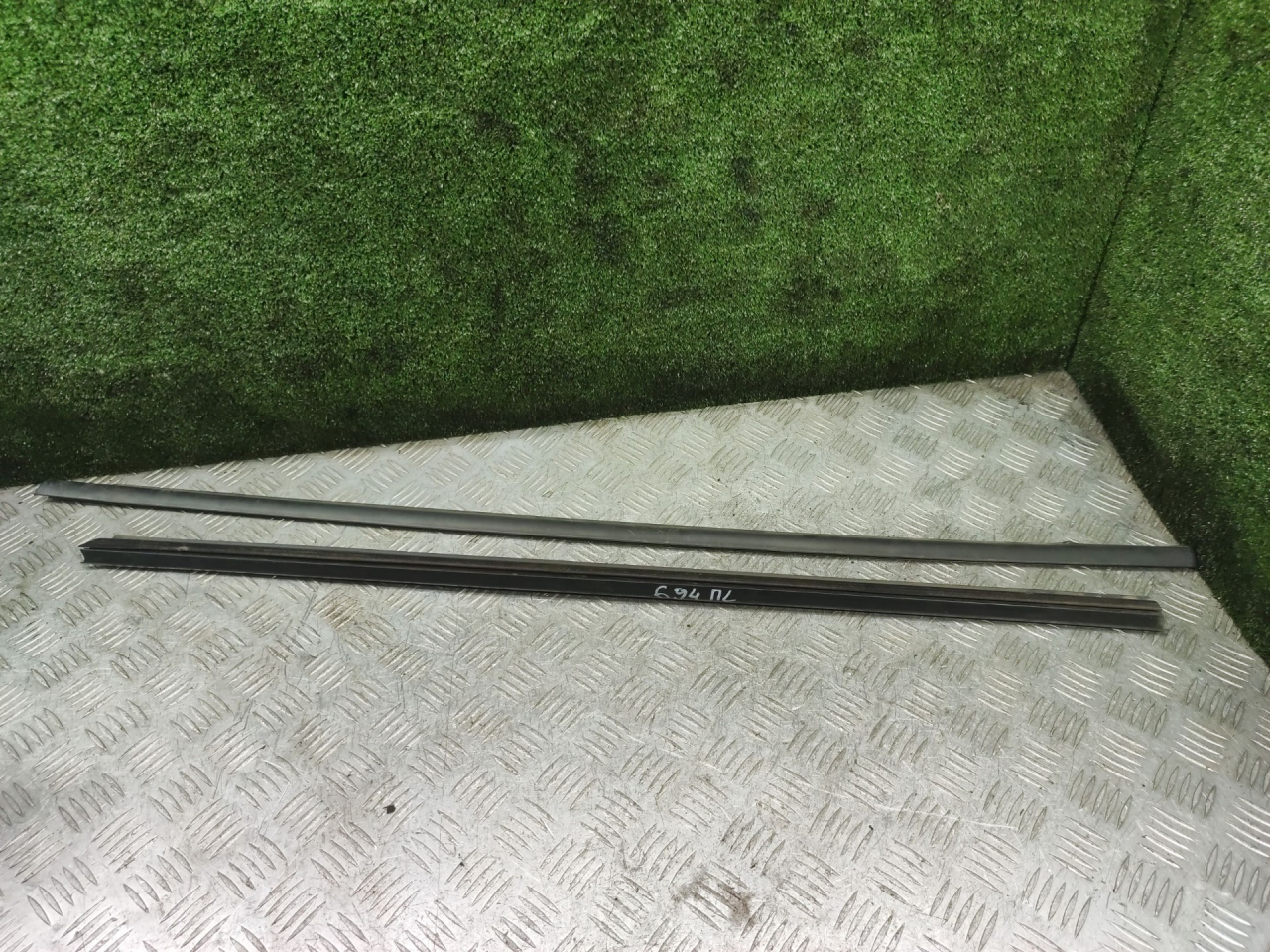 молдинг стекла Fiat Bravo 1 поколение 2000, 1.4 л., бензин, МКПП, хетчбэк 3 дв. - фото №1