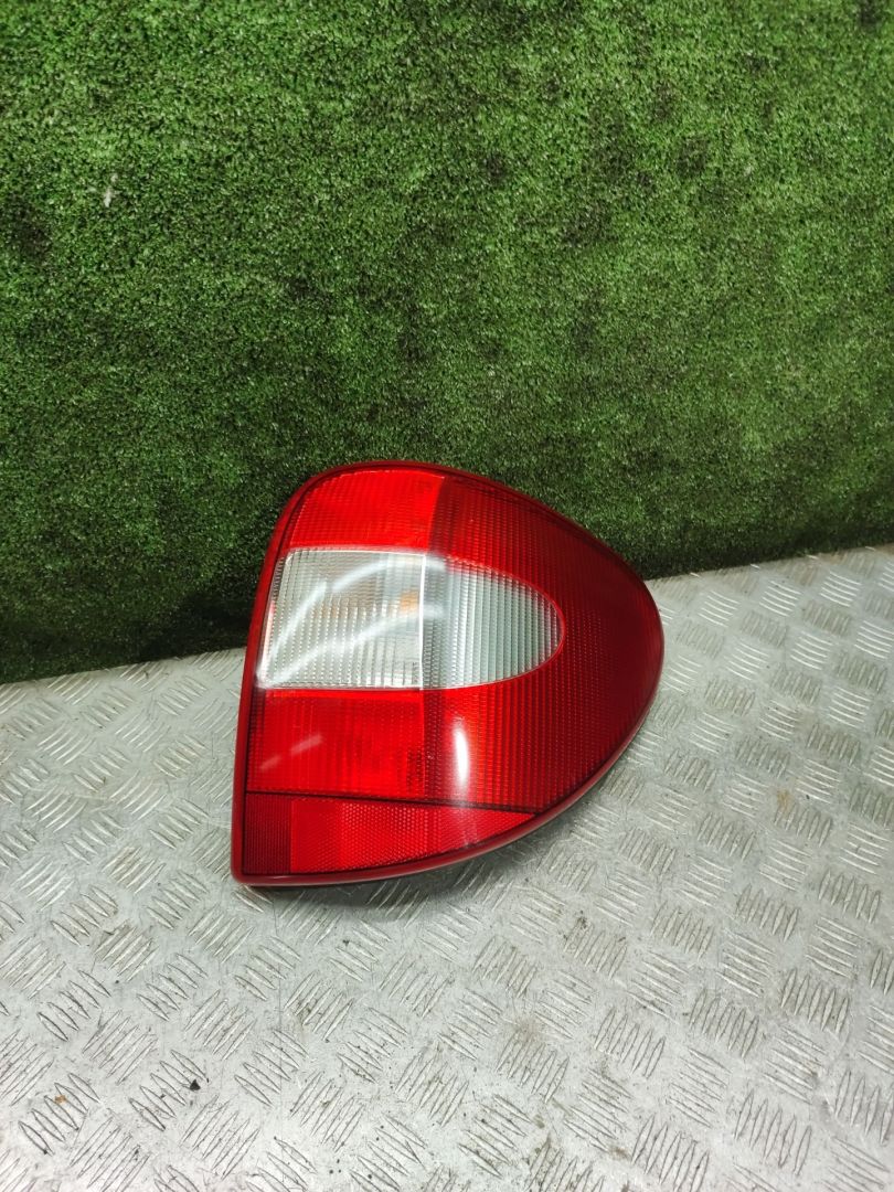 фонарь задний правый Chrysler Voyager 4 поколение 2002, 2.4 л., бензин, МКПП, минивэн - фото №1