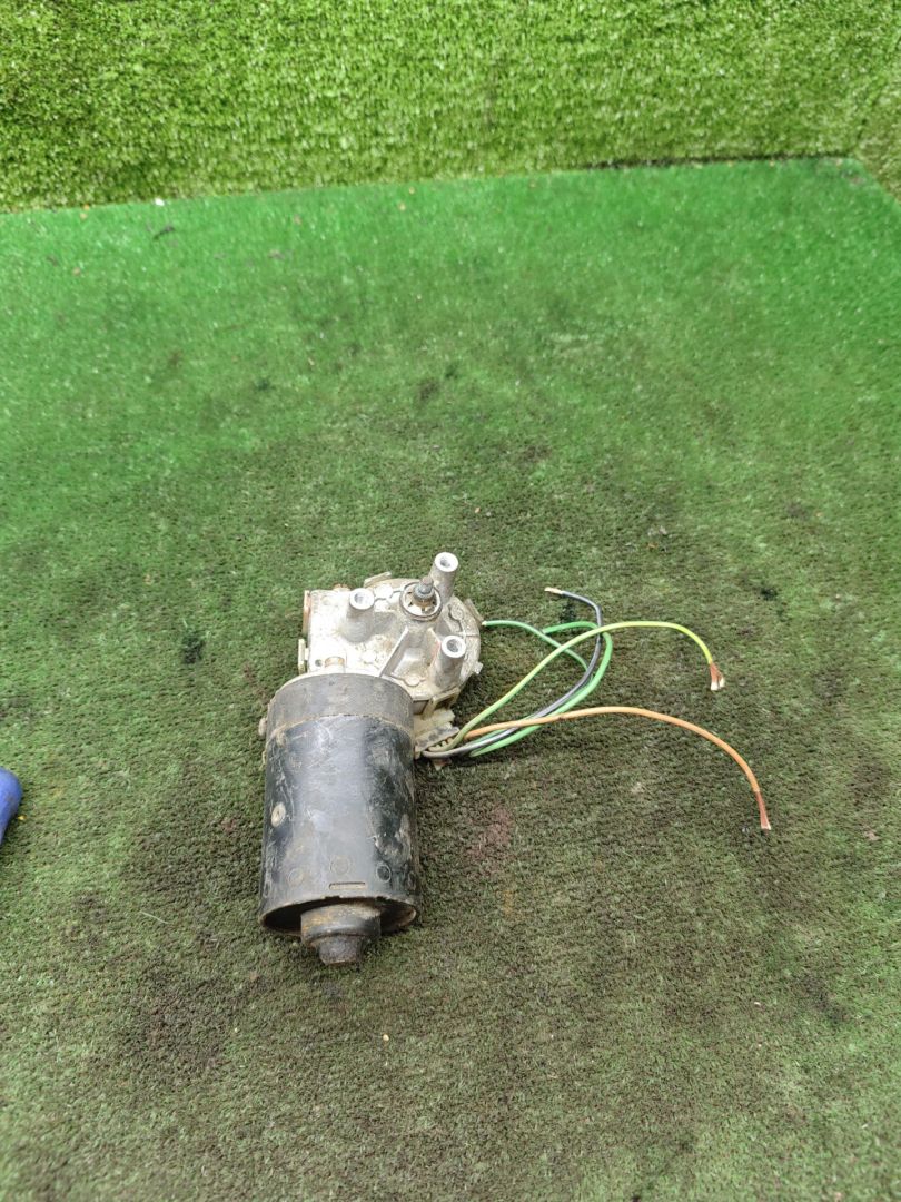 моторчик передних стеклоочистителей (дворников) Volkswagen Golf 2 поколение 1990, 1.8 л., бензин, МКПП, хетчбэк 3 дв. - фото №1