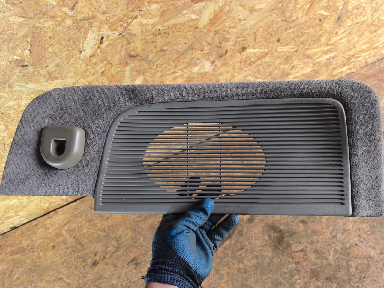 сетка на динамик двери задней правой Chrysler Voyager 4 поколение 2002, 2.4 л., бензин, МКПП, минивэн - фото №1