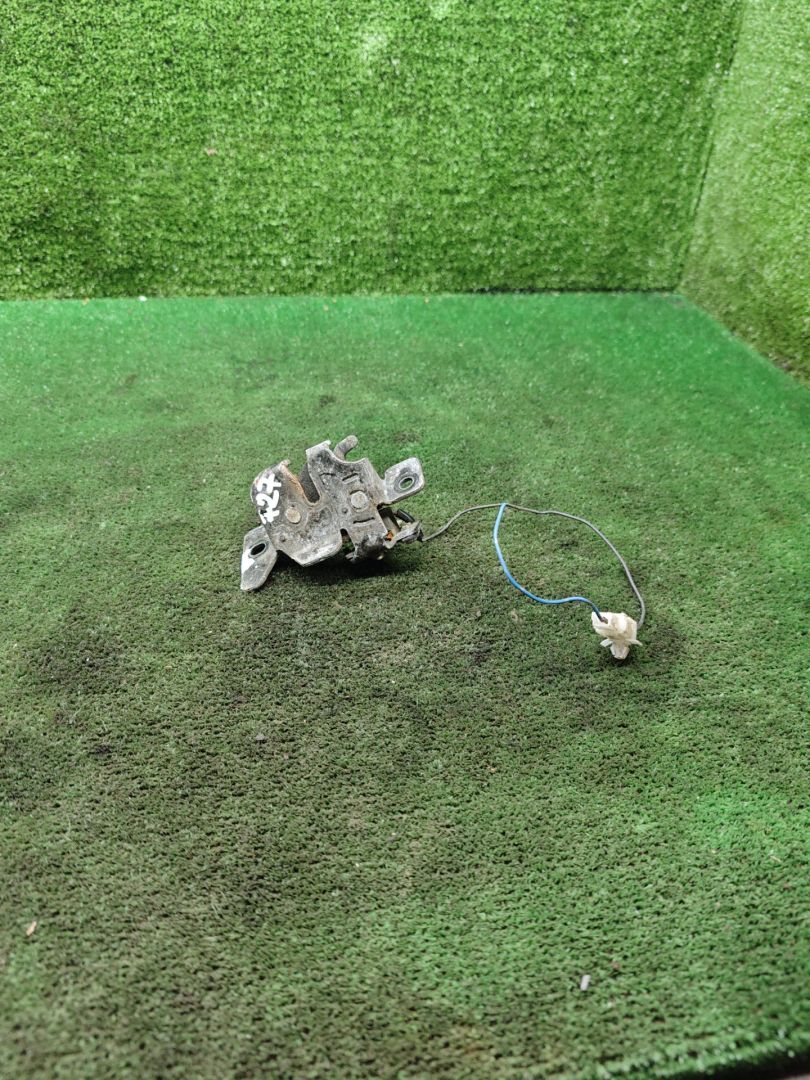 замок багажника Mazda 323 5 поколение 1998, 1.5 л., бензин, МКПП, хетчбэк 3 дв. - фото №1