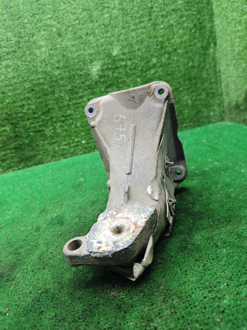 кронштейн двигателя Volkswagen Vento 1 поколение 1995, 1.6 л., бензин, МКПП, седан, 1H0199354K - фото №1