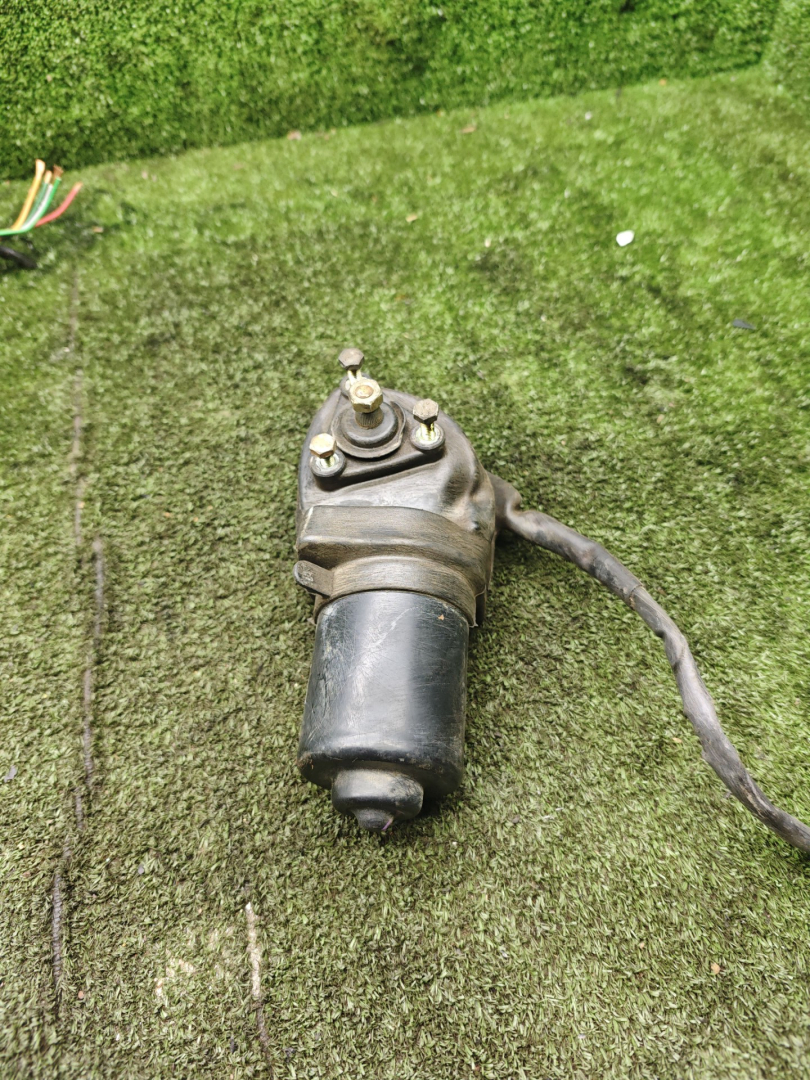 моторчик передних стеклоочистителей (дворников) Renault Laguna 1 поколение 1998, 1.8 л., бензин, МКПП, универсал - фото №1