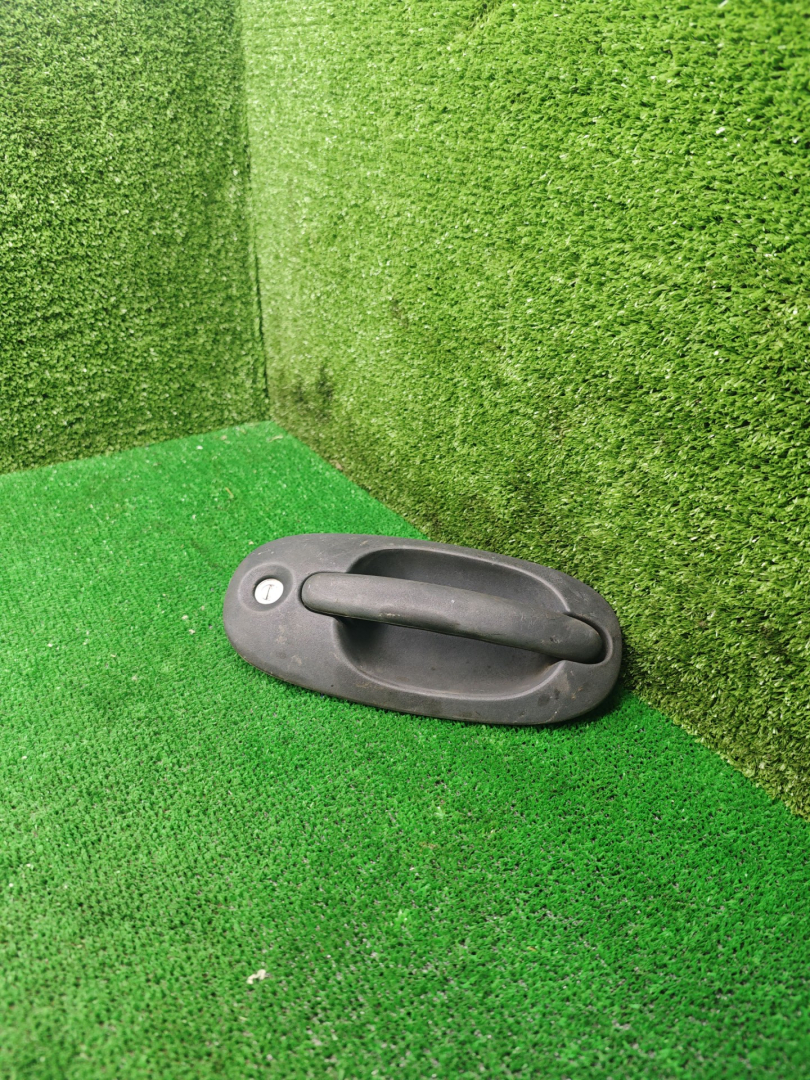 ручка наружная Chrysler Voyager 3 поколение 1997, 2.4 л., бензин, АКПП, минивэн - фото №1