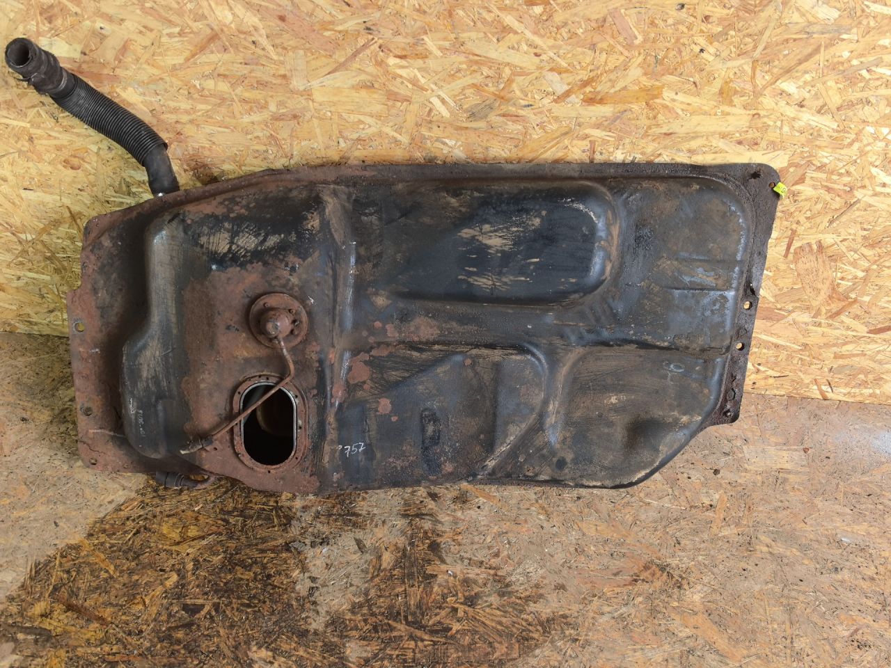 бак топливный Toyota Picnic 1 поколение XM10 2001, 2.2 л., 3C-TE, дизель, МКПП, минивэн - фото №1