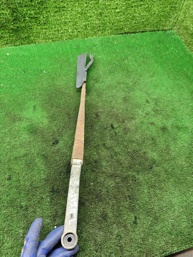 щеткодержатель (поводок стеклоочистителя, дворник) Kia Shuma 1 поколение 2000, 1.5 л., бензин, МКПП, лифтбэк - фото №1