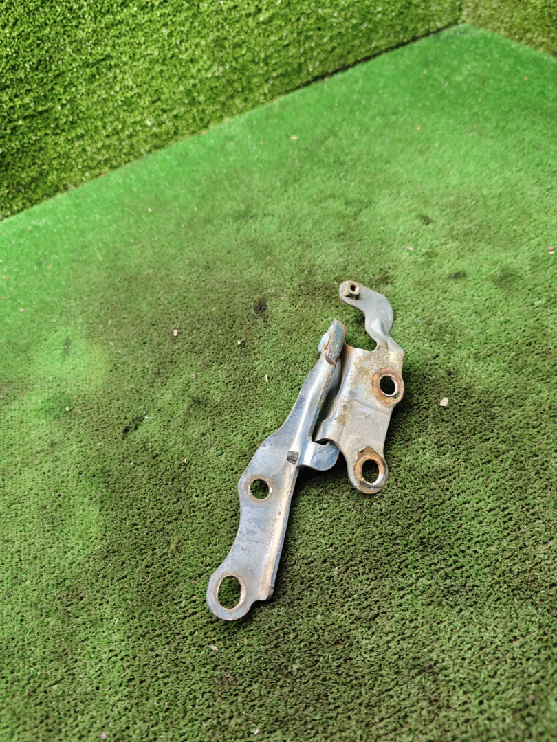 петля капота правая Toyota Picnic 1 поколение XM10 2000, 2.2 л., дизель, МКПП, минивэн - фото №1