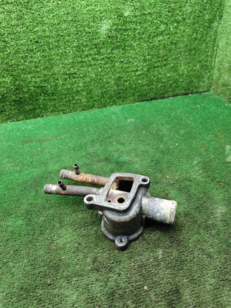 корпус термостата Hyundai Accent 1 поколение (X3) 1995, 1.5 л., бензин, МКПП, хетчбэк 3 дв. - фото №1