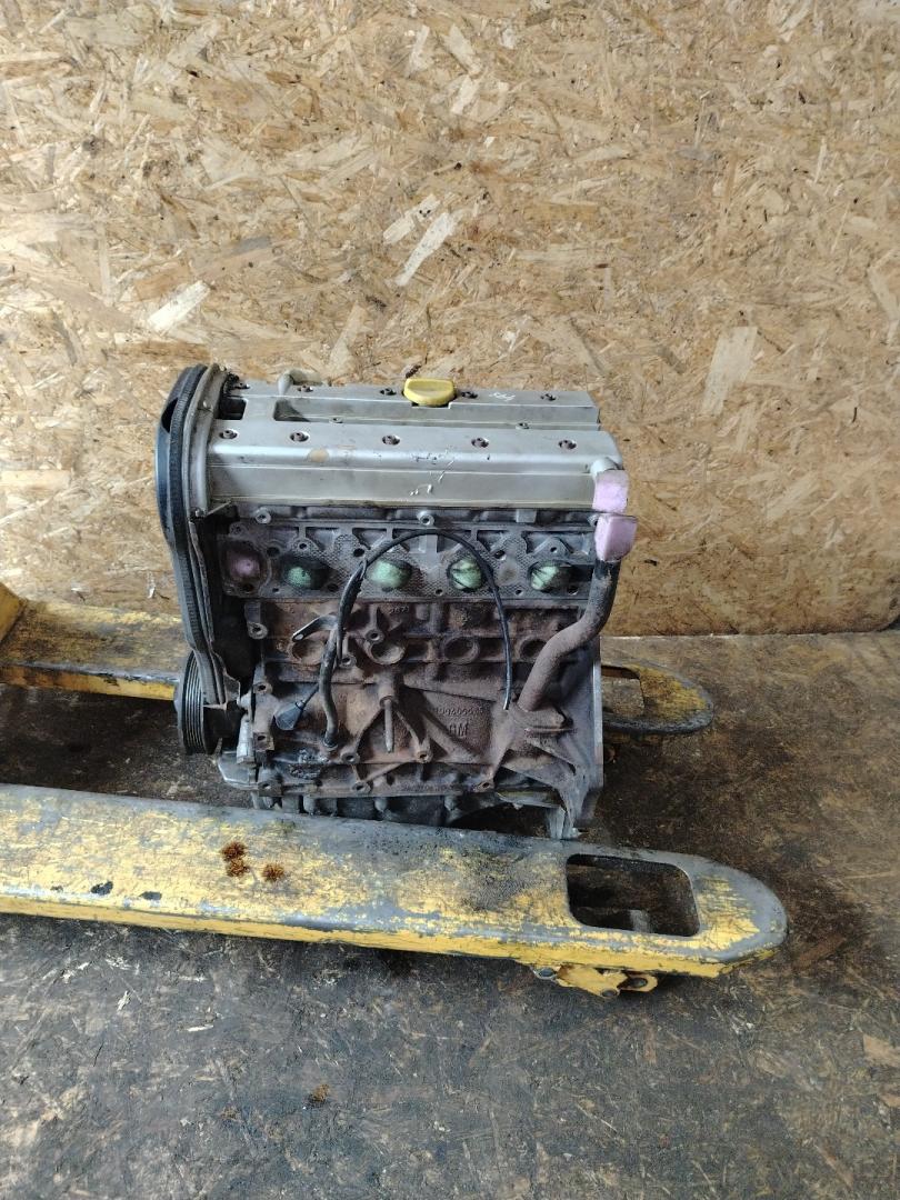 двигатель Opel Sintra 1 поколение 1999, 2.2 л., бензин, МКПП, минивэн, X22XE - фото №1