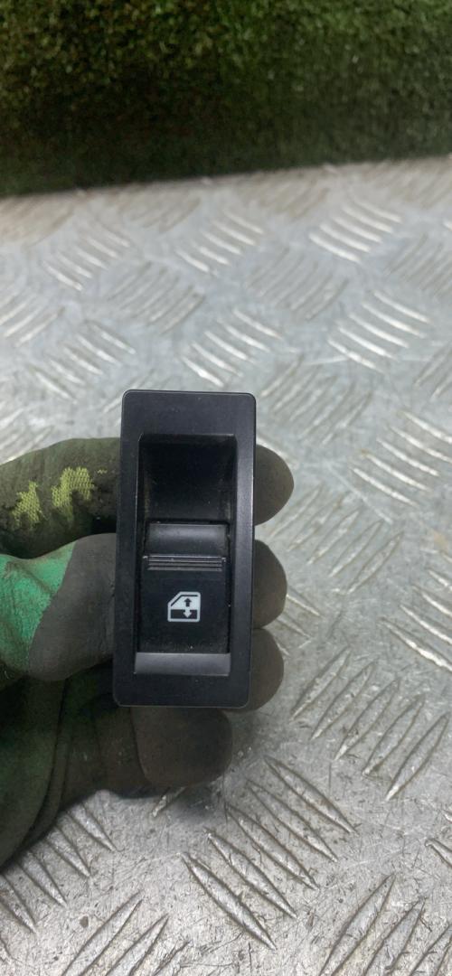 кнопка стеклоподъемника двери задней правой Lada Vesta 1 поколение 2020, 1.6 л., бензин, МКПП, седан, 8450006925 - фото №1