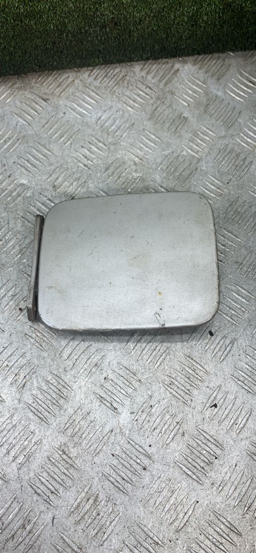 лючок топливного бака Hyundai Accent 1 поколение (X3) 1995, 1.5 л., бензин, МКПП, хетчбэк 3 дв. - фото №1