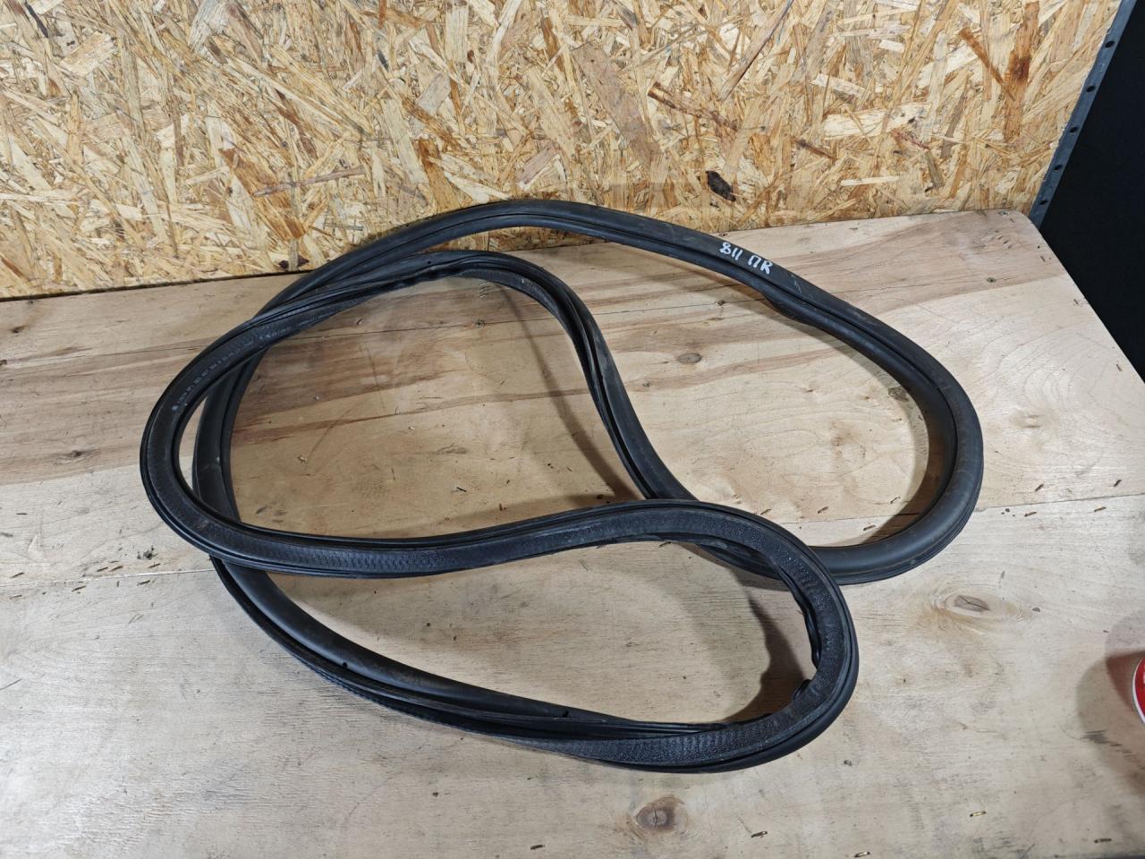 уплотнитель двери Skoda Octavia 3 поколение (A7) 2013, 1.8 л., бензин, МКПП, лифтбэк, 5E0867366B - фото №1