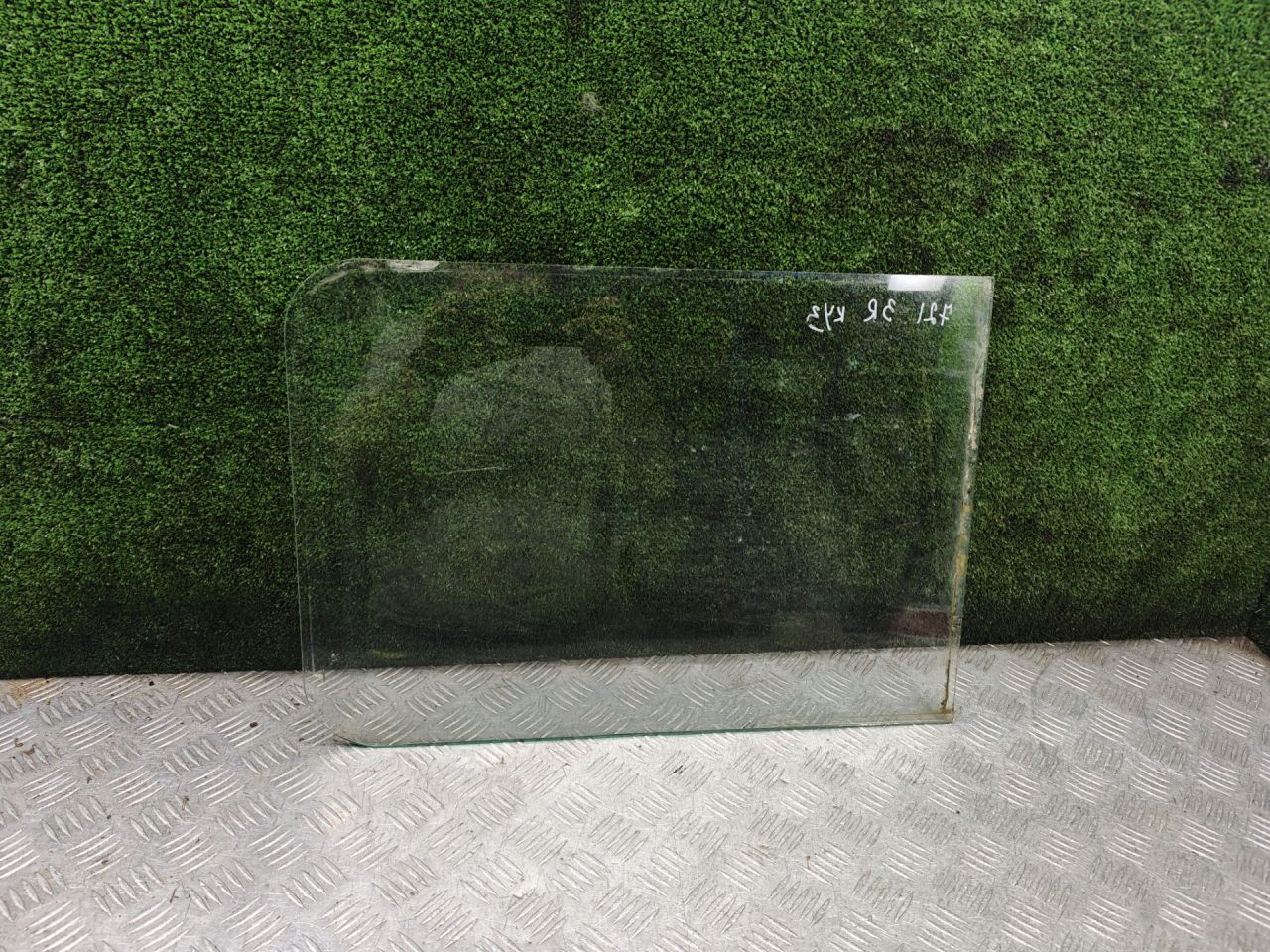 стекло кузовное боковое правое УАЗ 452 2 поколение 1985, 2.4 л., бензин, МКПП, микроавтобус - фото №1