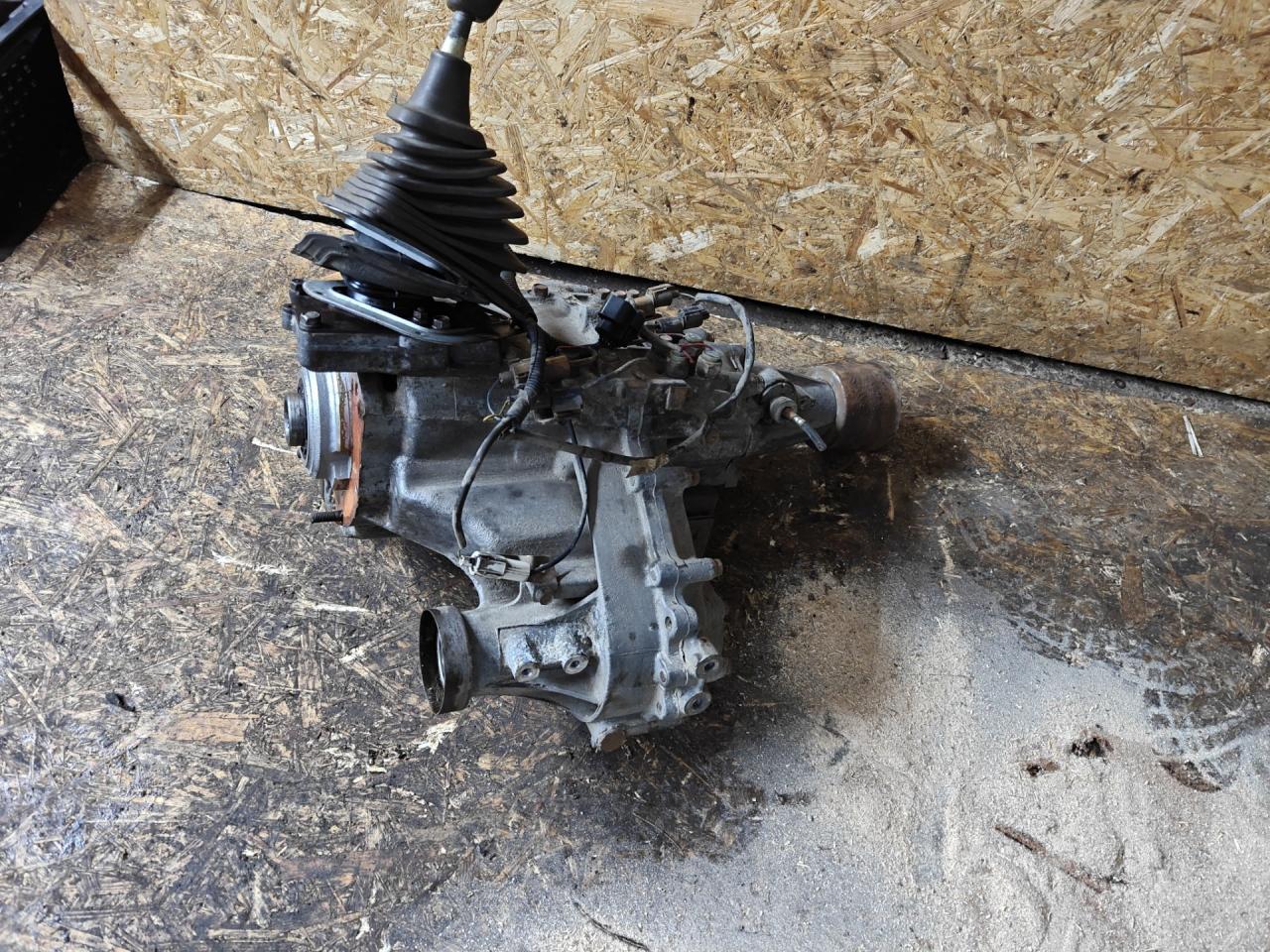 раздаточная коробка Mitsubishi Pajero 2 поколение 1996, 3.0 л., 6G72 (SOHC 12V), бензин, АКПП, внедорожник 5 дв., 46533389 - фото №1