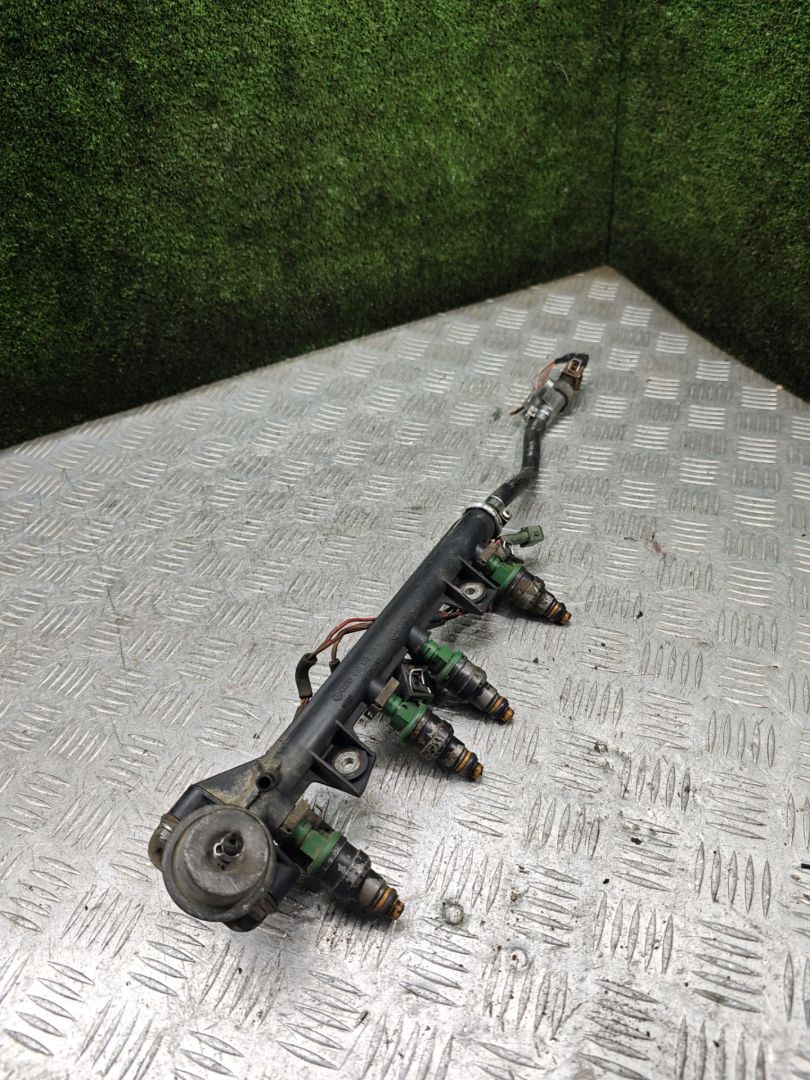 форсунка Volkswagen Golf 3 поколение 1995, 1.8 л., бензин, 037906031D - фото №1