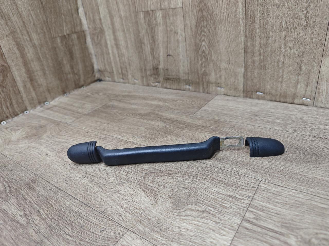 ручка внутренняя потолочная Hyundai Galloper 2 поколение 1998, 2.5 л., дизель, МКПП, внедорожник 5 дв. - фото №1