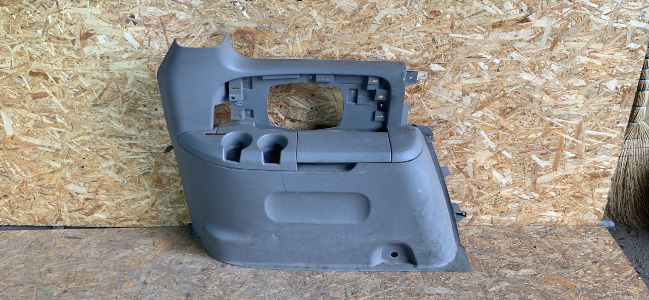 обшивка багажника Chrysler Voyager 4 поколение 2002, 2.4 л., бензин, МКПП, минивэн - фото №1