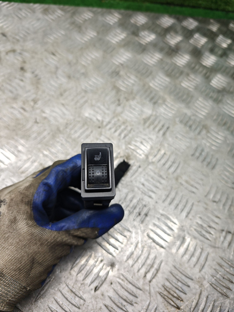 кнопка обогрева сидений Skoda Superb 1 поколение 2006, 2.8 л., бензин, АКПП, седан, 3UO963563 - фото №1