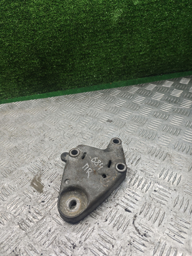 кронштейн (крепление) Renault Laguna 1 поколение 1997, 1.8 л., F3P 670, бензин, МКПП, универсал - фото №1