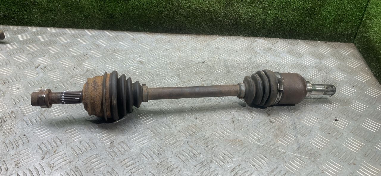 полуось передняя левая (приводной вал, ШРУС) Fiat Punto 1 поколение 1995, 1.2 л., бензин, МКПП, хетчбэк 5 дв. - фото №1
