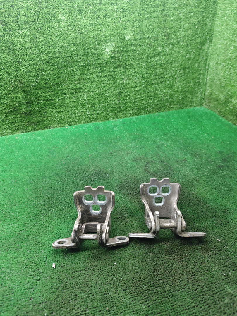 петля двери Chrysler Neon 2 поколение 1999, 2.0 л., бензин, АКПП, седан - фото №1