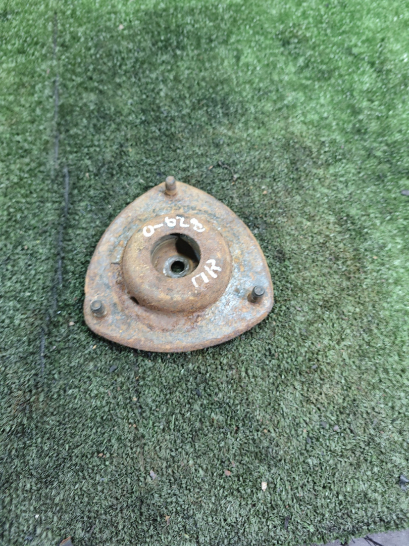 опора амортизатора верхняя (чашка) Mitsubishi Space Wagon 3 поколение (Typ N50) 2000, 2.4 л., GDi, бензин, МКПП, минивэн - фото №1