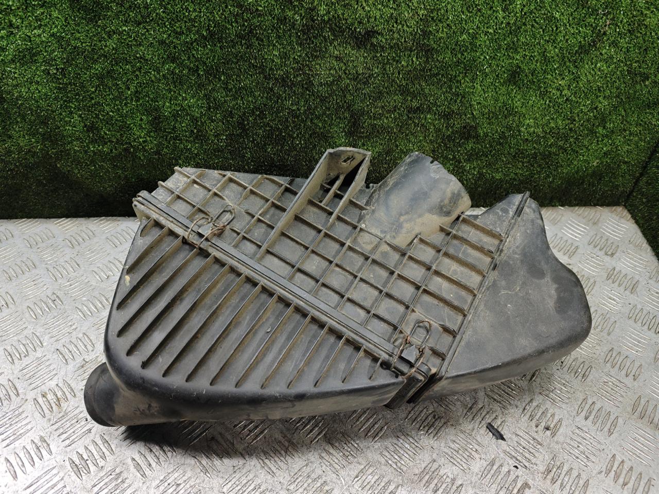 корпус воздушного фильтра Renault Laguna 1 поколение 1997, 1.8 л., бензин, МКПП, хетчбэк 5 дв. - фото №1