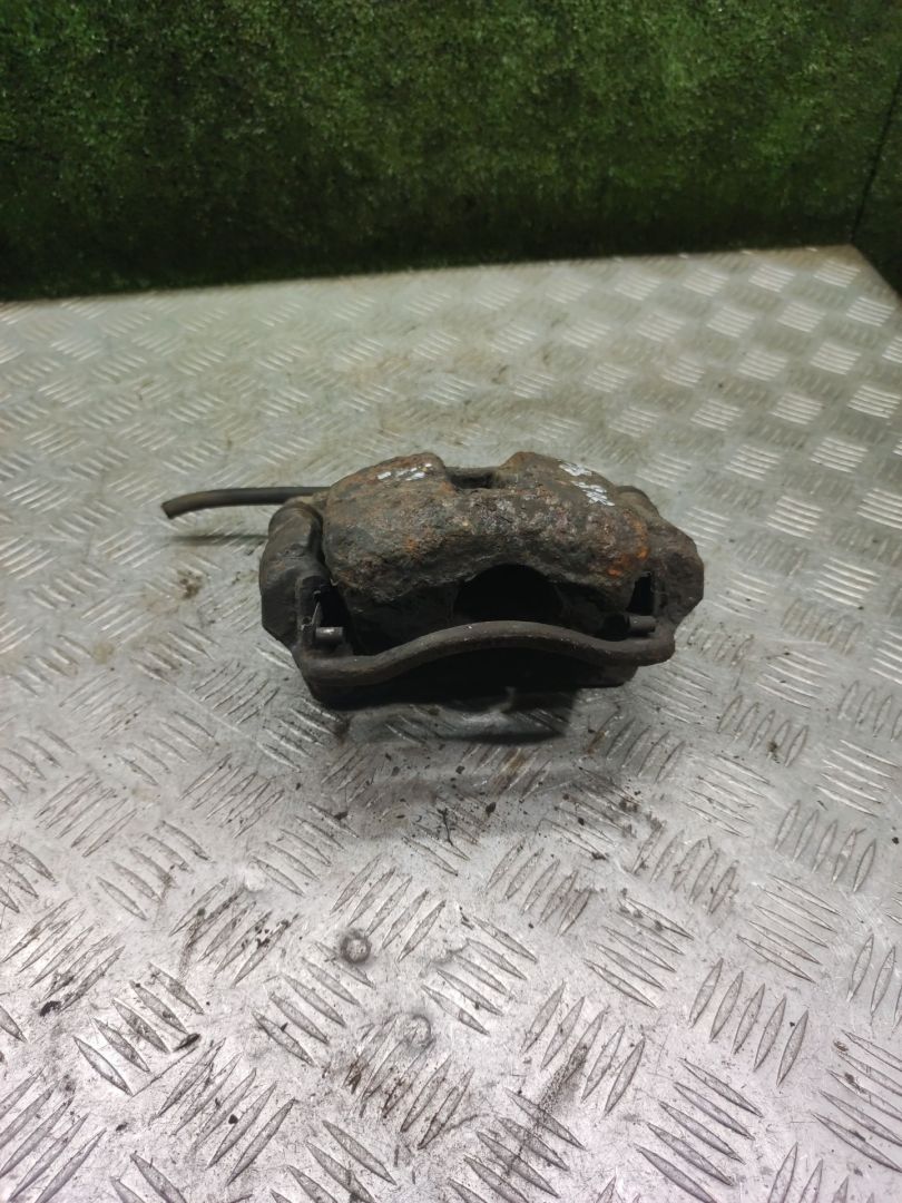 суппорт передний правый Toyota Carina E 1 поколение T190 1997, 2.0 л., 3S-FE, бензин, МКПП, универсал - фото №1