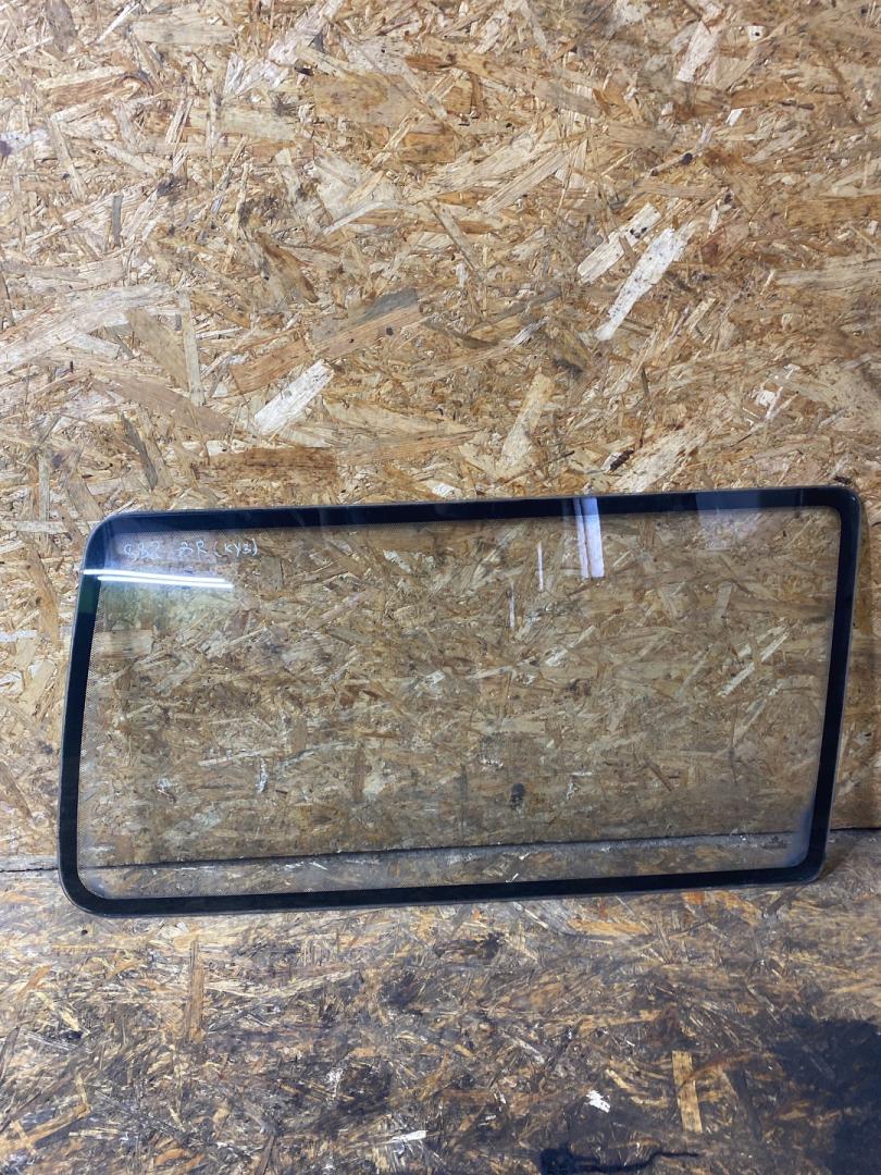 стекло кузовное боковое правое Volkswagen Transporter T4 1998, 1.9 л., 1X, дизель, МКПП, микроавтобус - фото №1