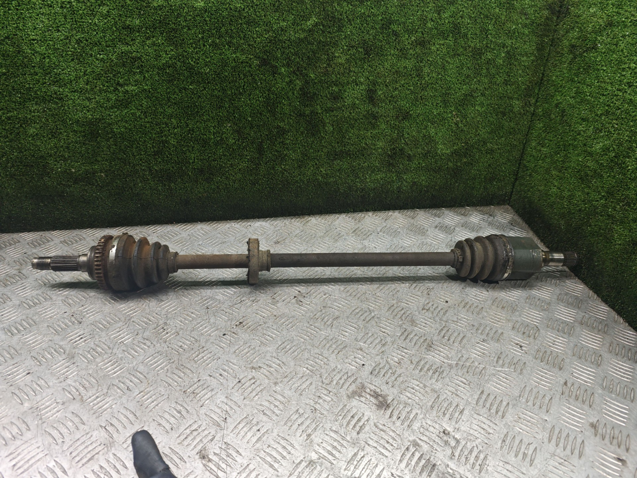 полуось передняя правая (приводной вал, ШРУС) Kia Shuma 1 поколение 2000, 1.5 л., бензин, МКПП, лифтбэк - фото №1