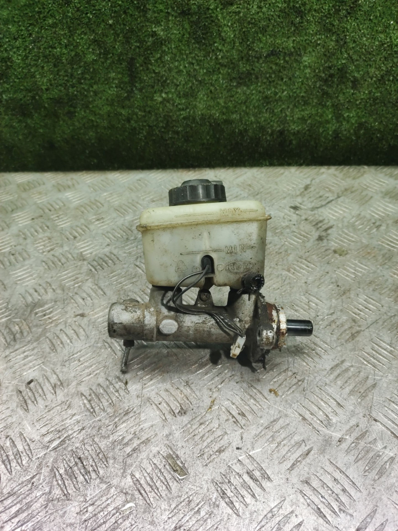 цилиндр тормозной главный Kia Shuma 1 поколение 2000, 1.5 л., бензин, МКПП, лифтбэк - фото №1