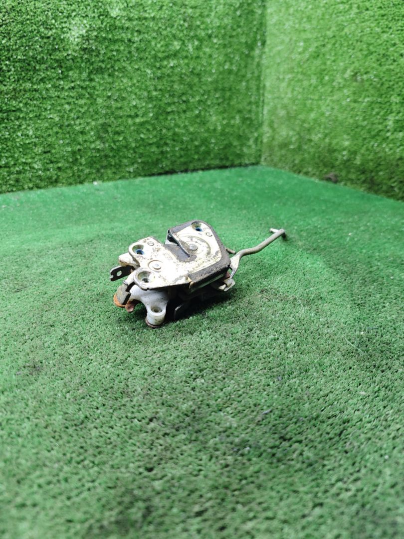 замок двери передней правой Hyundai Accent 1 поколение (X3) 1995, 1.5 л., бензин, МКПП, хетчбэк 3 дв. - фото №1