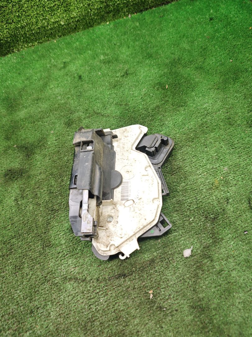 замок двери передней правой Skoda Octavia 3 поколение (A7) 2013, 1.8 л., бензин, МКПП, лифтбэк, 5E1837016 - фото №1