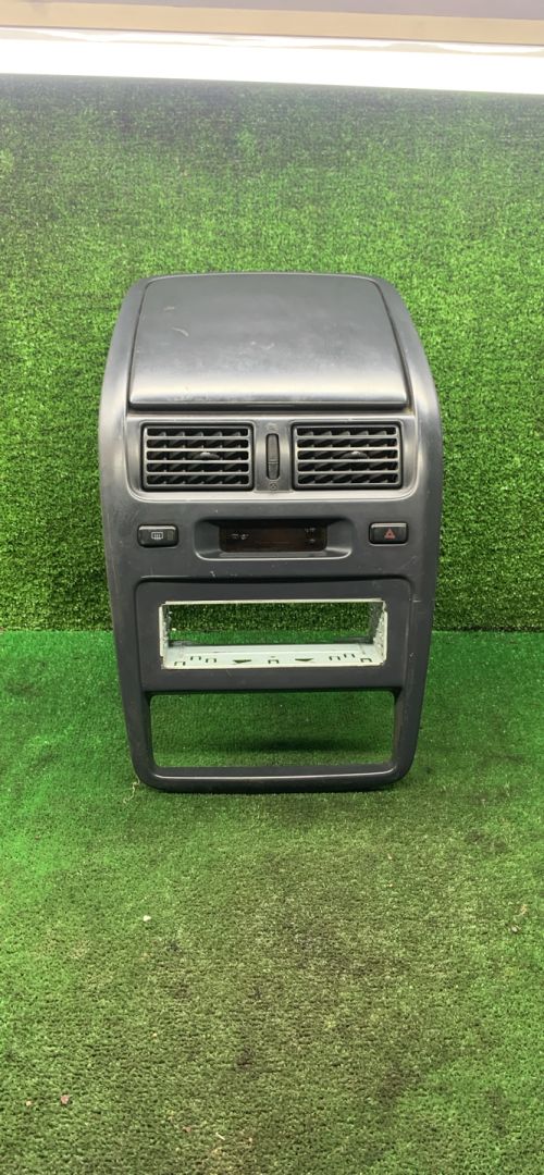 консоль салона Toyota Picnic 1 поколение XM10 1999, 2.2 л., 3C-TE, дизель, МКПП, минивэн - фото №1