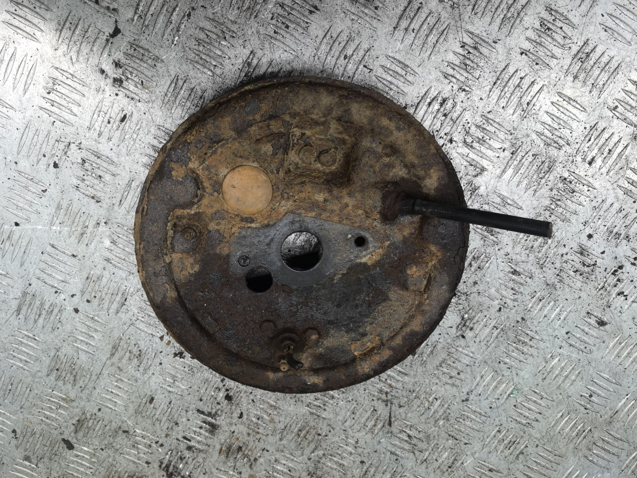 защитный кожух тормозного механизма Fiat Bravo 1 поколение 2000, 1.4 л., бензин, МКПП, хетчбэк 3 дв. - фото №1