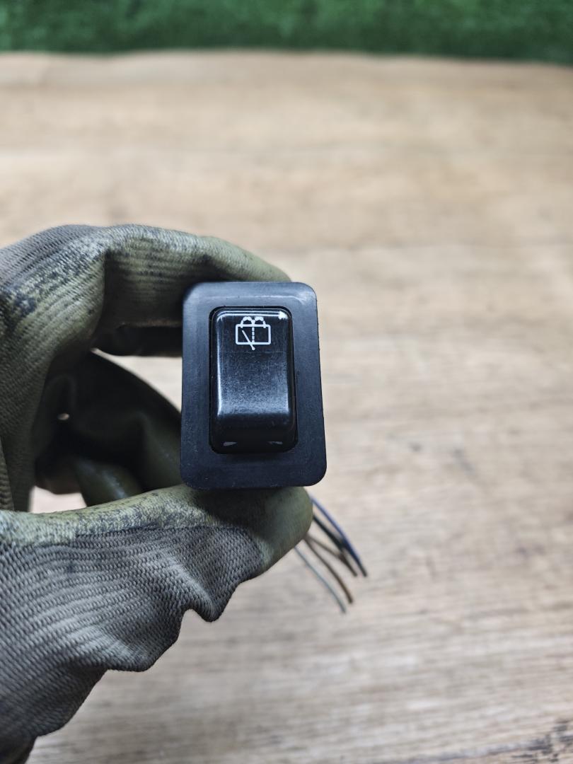 кнопка (выключатель) Hyundai Galloper 2 поколение 1998, 2.5 л., дизель, МКПП, внедорожник 5 дв. - фото №1