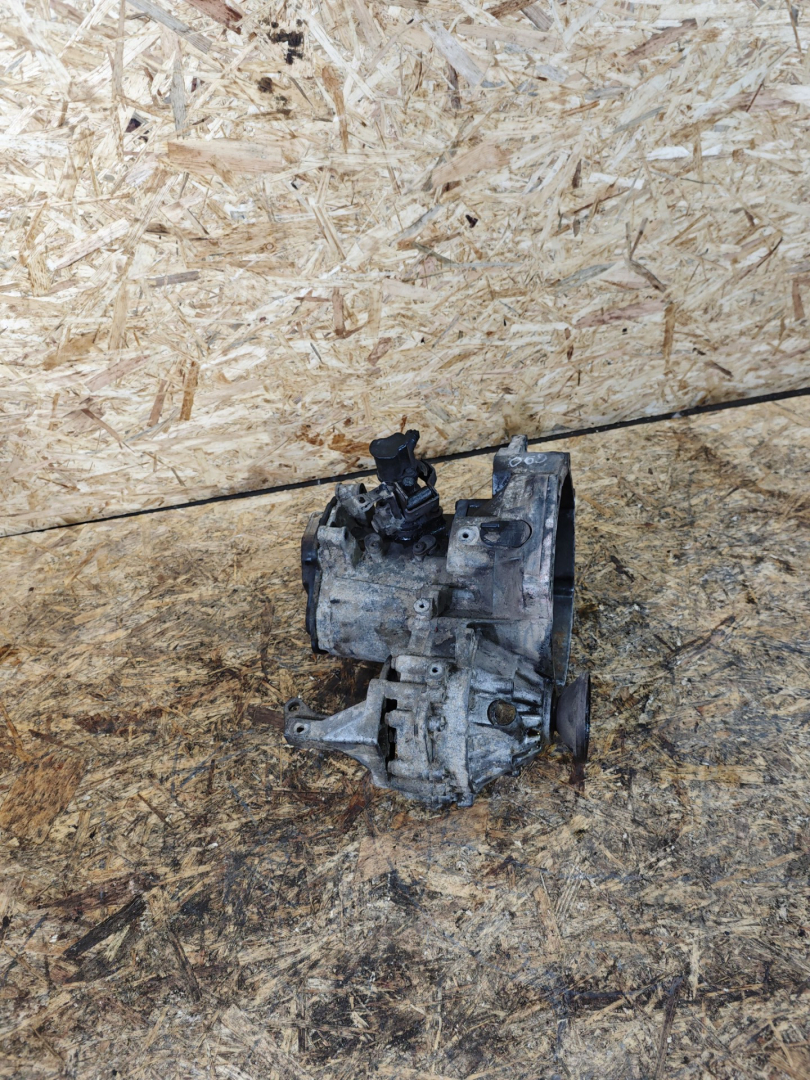 КПП механическая (МКПП) Volkswagen Passat B3 1991, 1.8 л., бензин, МКПП, универсал, CEW - фото №1