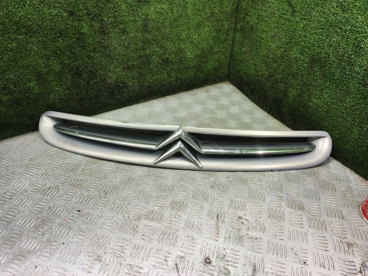 решетка радиатора Citroen Xsara Picasso 1 поколение 2004, 1.8 л., бензин, МКПП, минивэн - фото №1