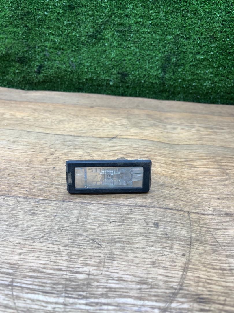 подсветка номера Renault Duster 1 поколение 2014, 2.0 л., F4R 400, бензин, МКПП, внедорожник 5 дв., полный привод, 8200013577G - фото №1