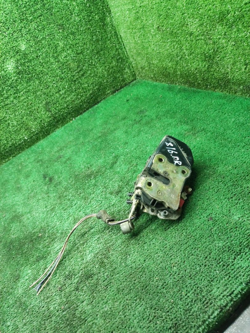 замок двери передней правой Dodge Caravan 4 поколение 2001, 2.4 л., бензин, АКПП, минивэн - фото №1